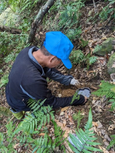 桃園Piyasan Gogan狩獵文化協會成員於獵區設置改良式獵具（新竹分署提供）。